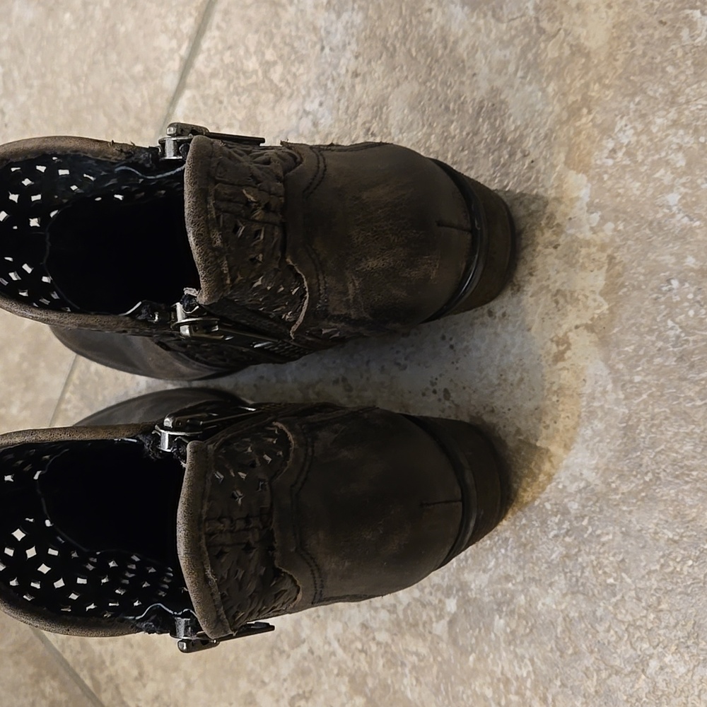 Circle G Brown Ankle Boots with Cutout Design - Picture 3 of 8